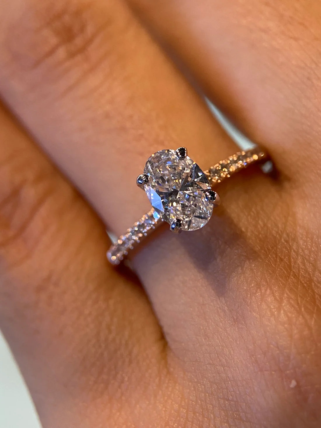 Anel Emy Prata 925 Solitário Oval  com Moissanite Cravejada