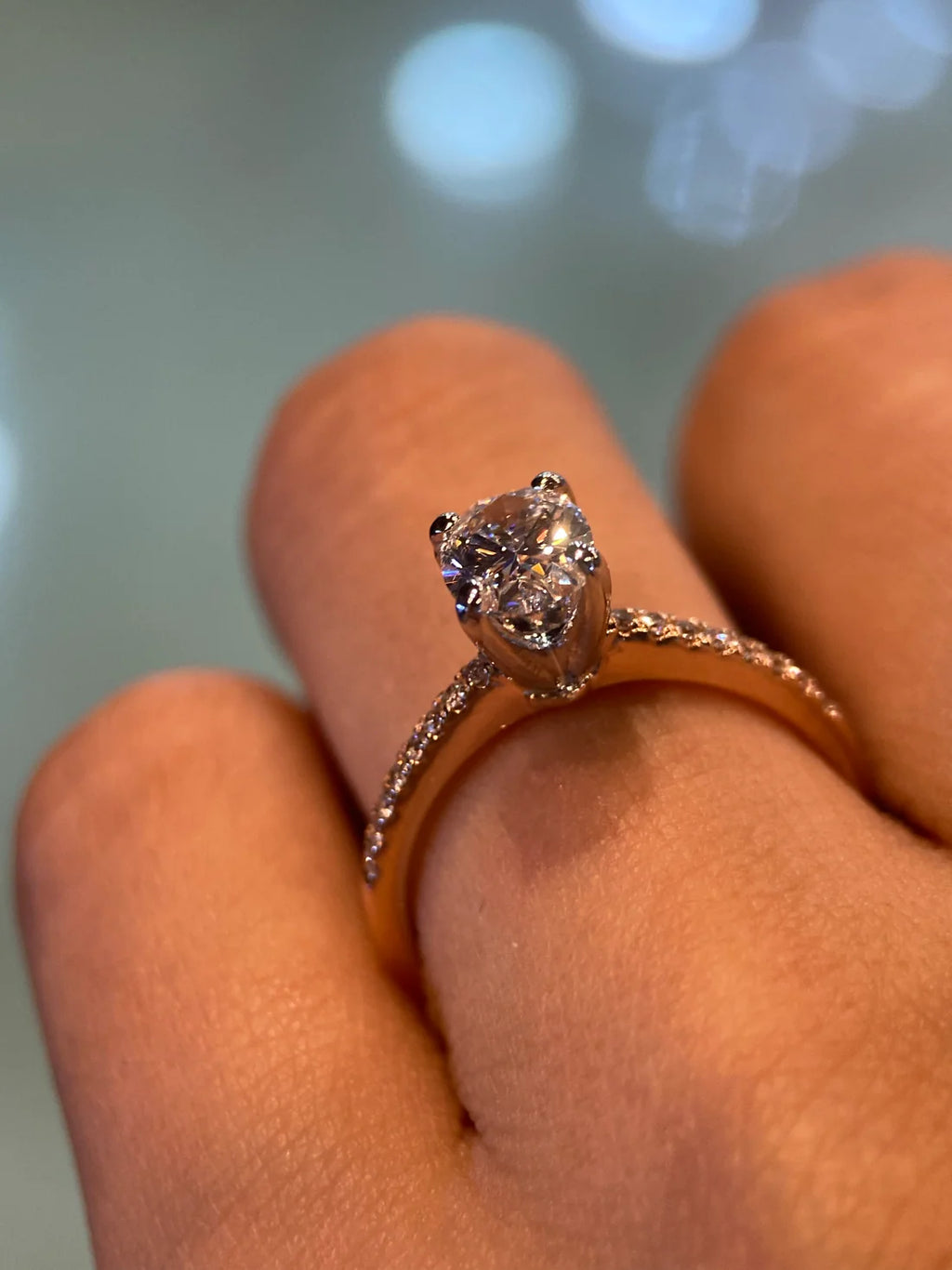 Anel Emy Prata 925 Solitário Oval  com Moissanite Cravejada