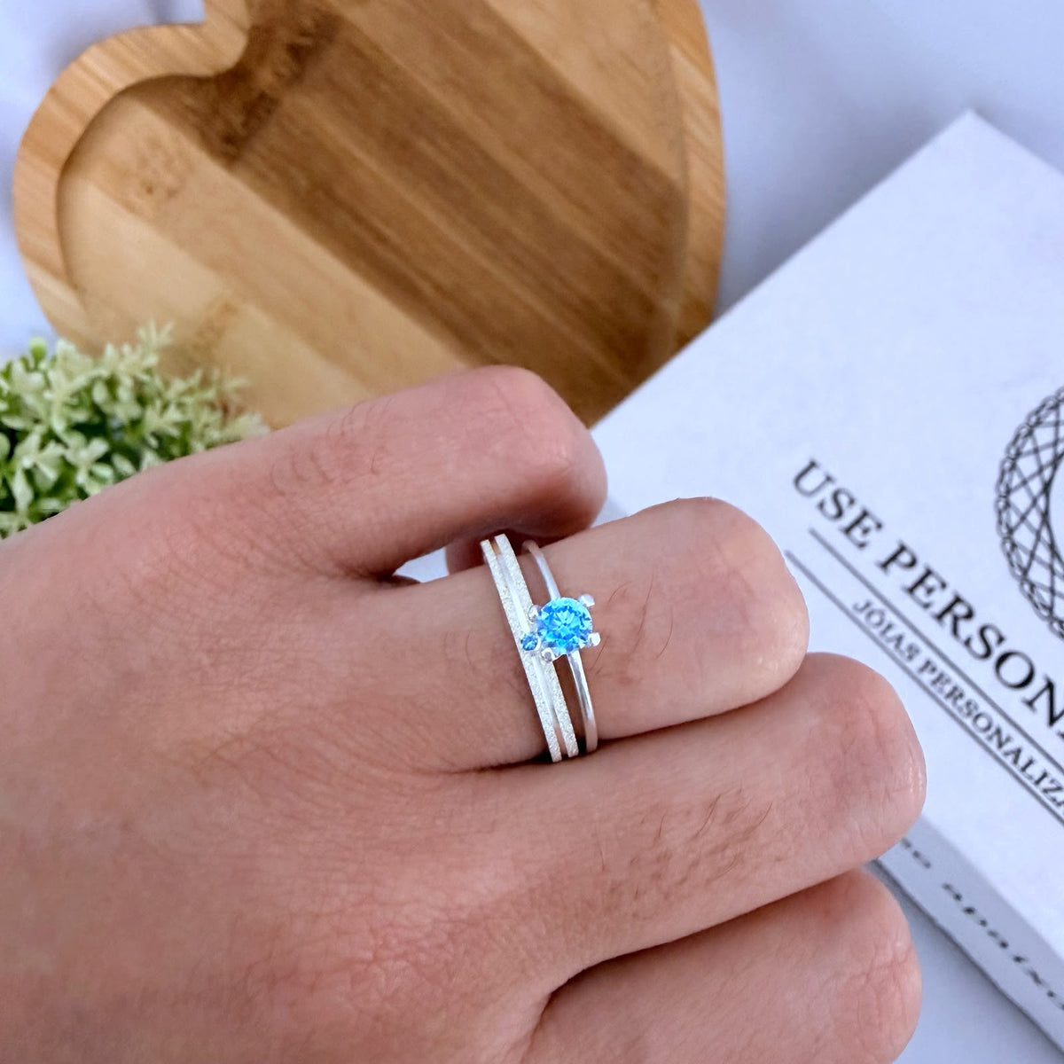 Par de alianças Aura 2mm Azul bebe de namoro + anel solitário Classic prata 950