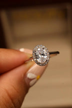 Anel Oval com Moissanite e Halo Cravejado em Prata 925