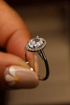 Anel Oval com Moissanite e Halo Cravejado em Prata 925