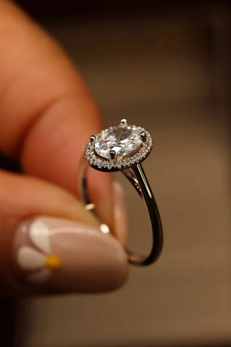 Anel Oval com Moissanite e Halo Cravejado em Prata 925
