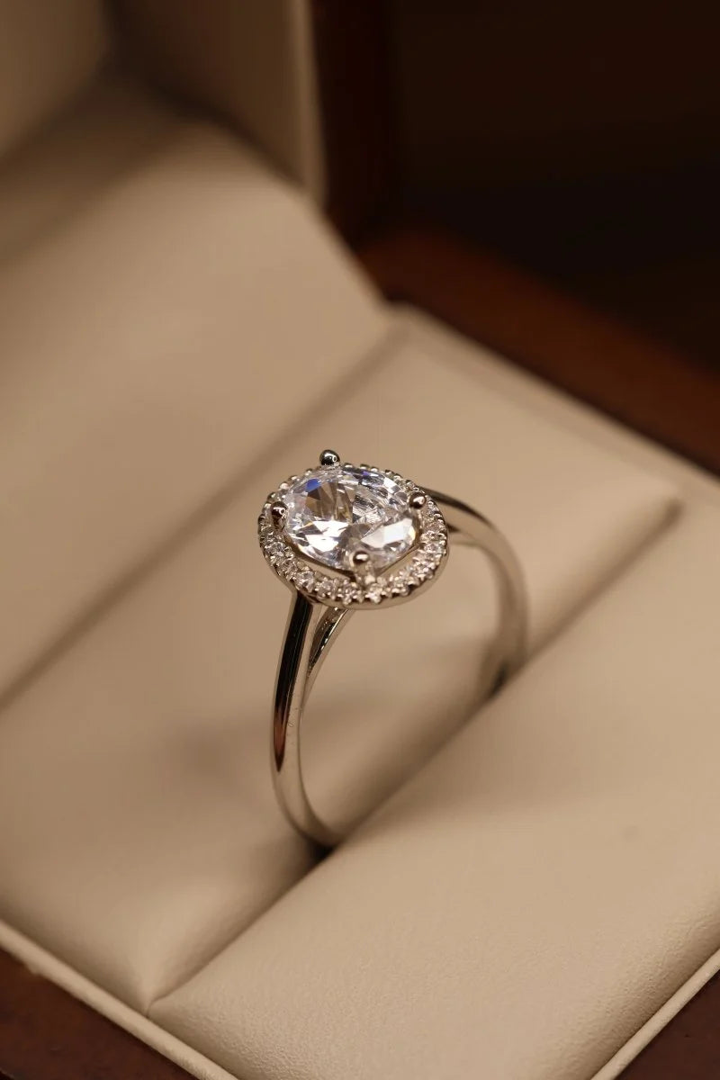 Anel Oval com Moissanite e Halo Cravejado em Prata 925