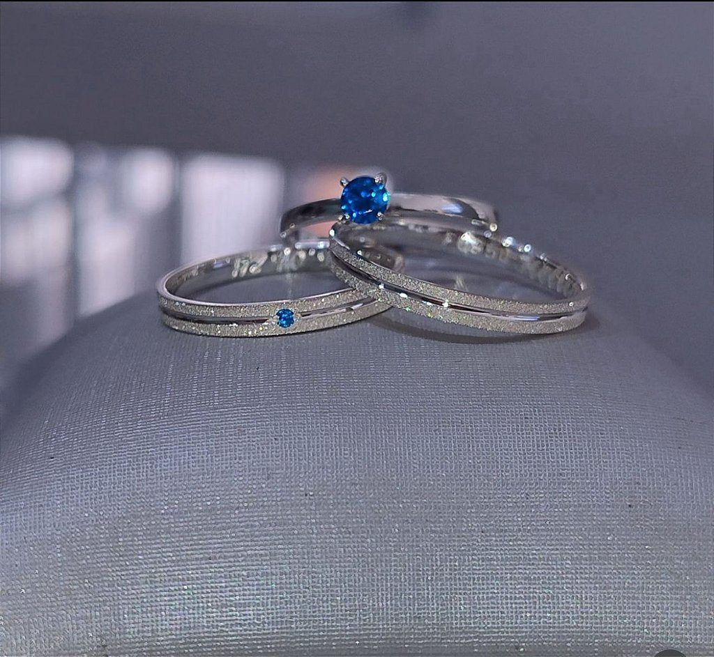 Par de alianças Aura 2mm Azul bebe de namoro + anel solitário Classic prata 950
