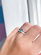 PAR DE ALIANÇAS DE NAMORO PRATA 950 3MM PEDRA AZUL CHANFRADAS
