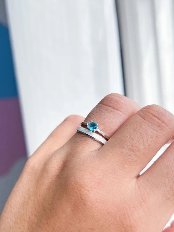 PAR DE ALIANÇAS DE NAMORO PRATA 950 3MM PEDRA AZUL CHANFRADAS