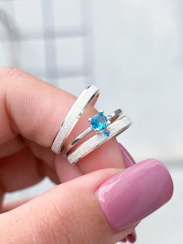 PAR DE ALIANÇAS DE NAMORO PRATA 950 3MM PEDRA AZUL CHANFRADAS