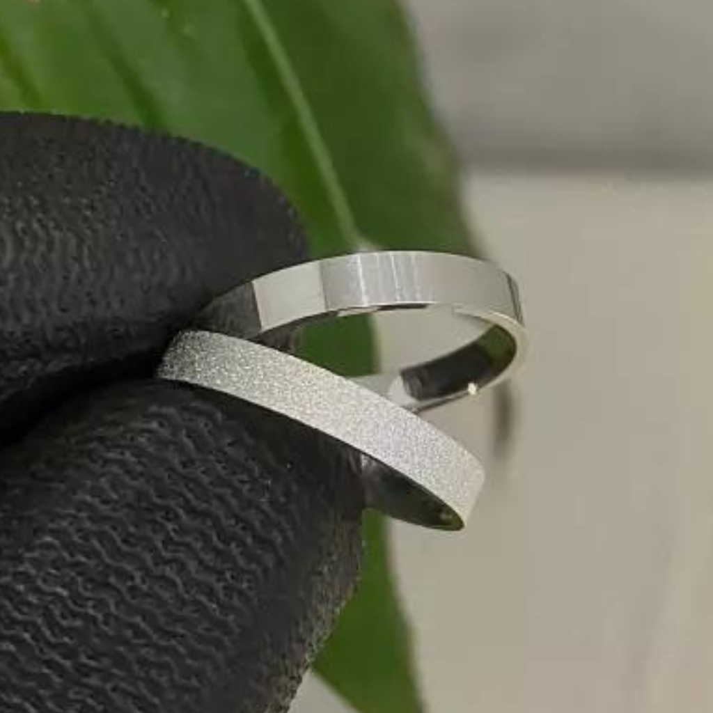 Par de alianças lunna 4mm de namoro + anel solitário Classic prata 950