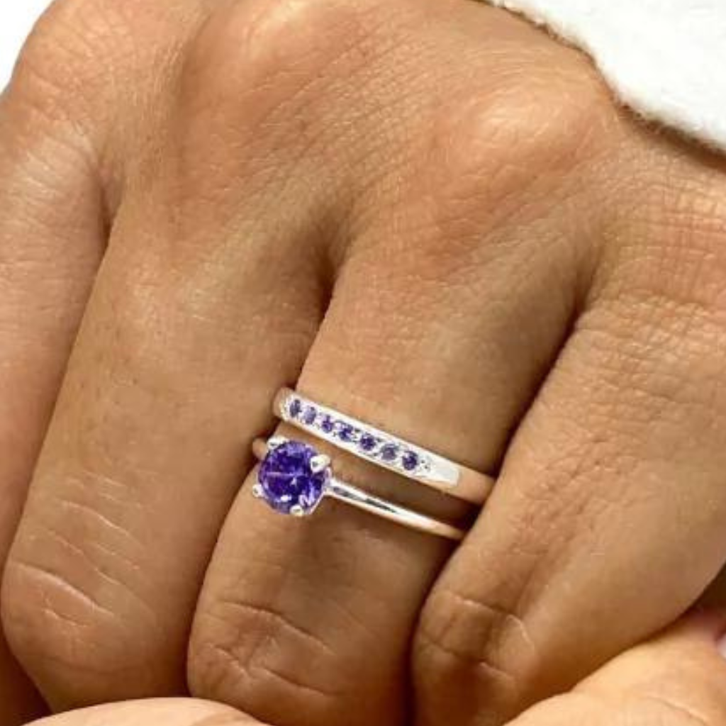 Par de Alianças Mora 2mm Roxa de Namoro + Anel Solitário Classic em Prata 950